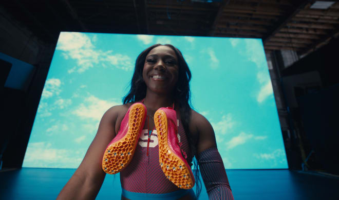 Britni Spirs dugonasining mushukini yalaydi